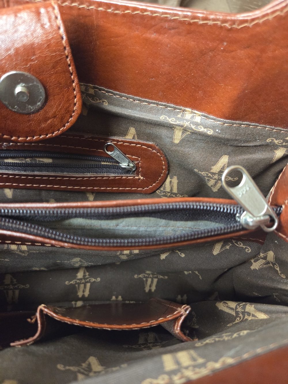 American West Hand-Tooled Chestnut Brown Leather Shoulder Bag with Concho - Picture 5 of 12